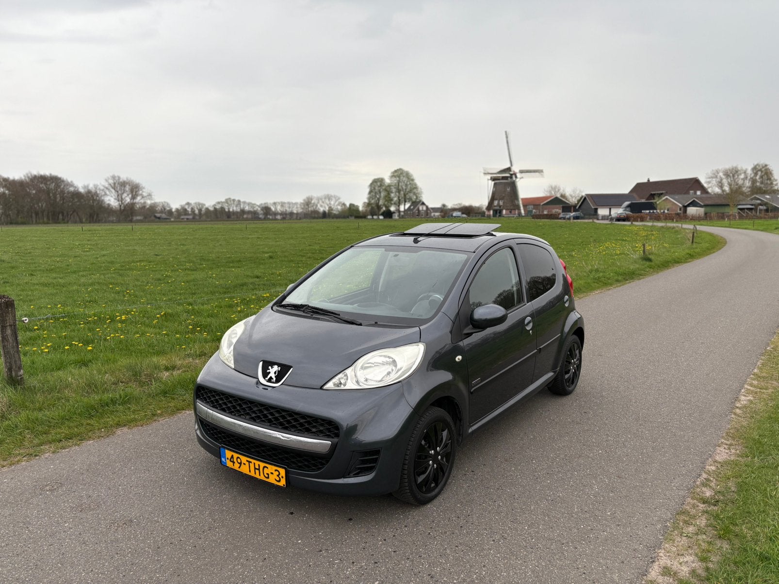 Peugeot 107 Carplay! Airco! Panoramadak! Elektrisch pakket!, Auto's, Peugeot, Voorwielaandrijving, Euro 5, Zwart, 4 stoelen