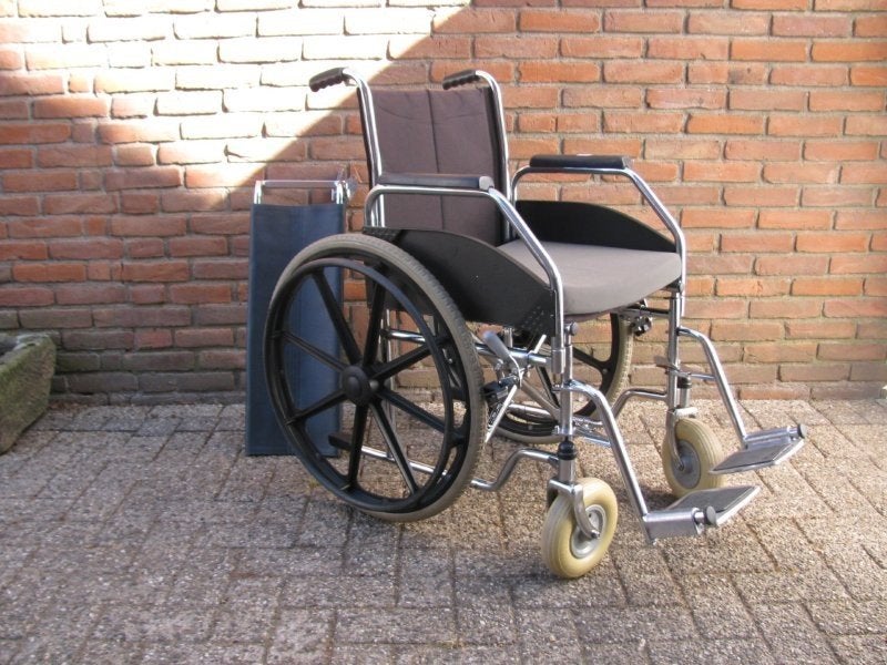 Rolstoel met extra linkerbeen lade 48cm en massieve banden, Ophalen, Inklapbaar, Zo goed als nieuw, Duwrolstoel