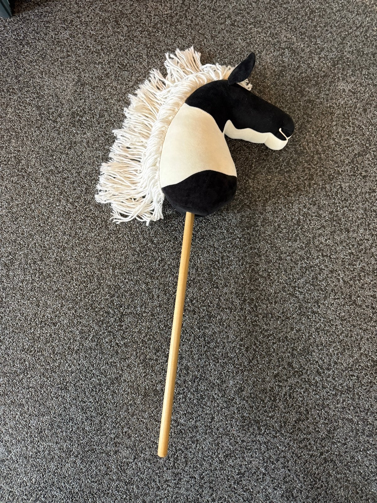 Stokpaardje 80cm - Zwart/Wit, klaar om aan te kleden, Ophalen of Verzenden, Zo goed als nieuw, Jongen of Meisje
