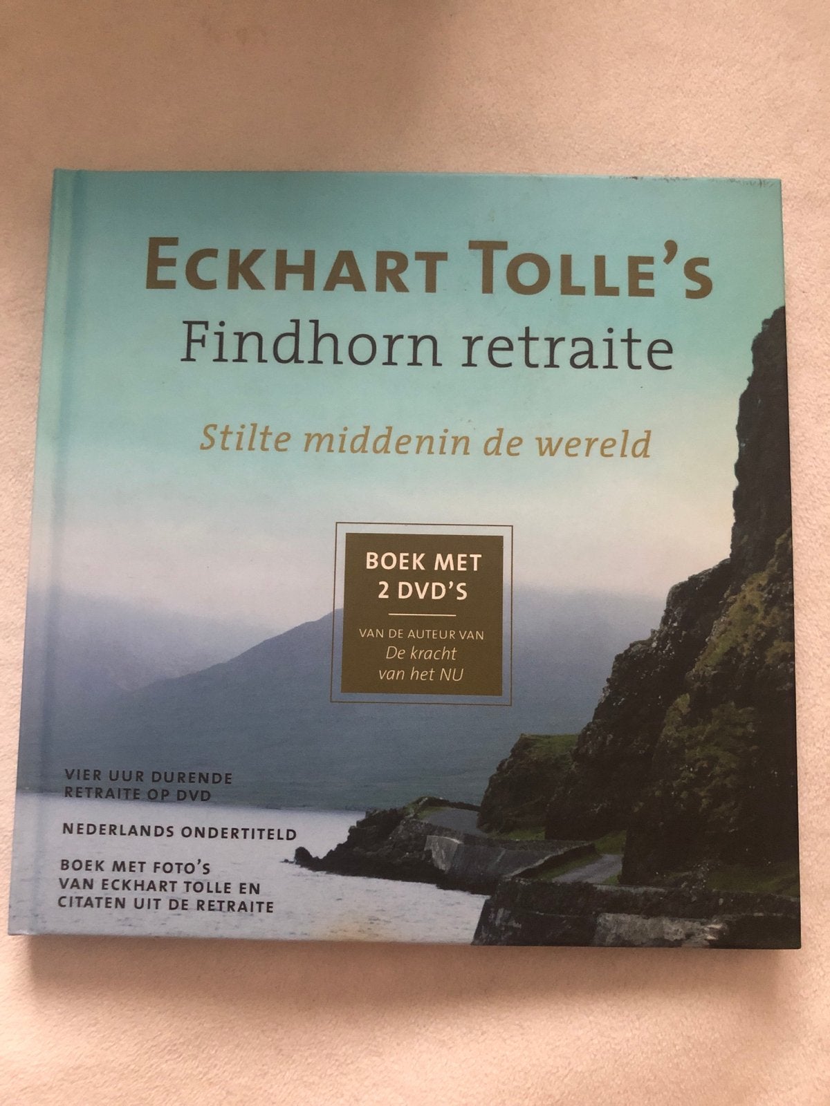 Eckhart Tolle's Findhorn retraite - Boek met 2 DVD's, Ophalen of Verzenden, Zo goed als nieuw, Spiritualiteit algemeen, Achtergrond en Informatie