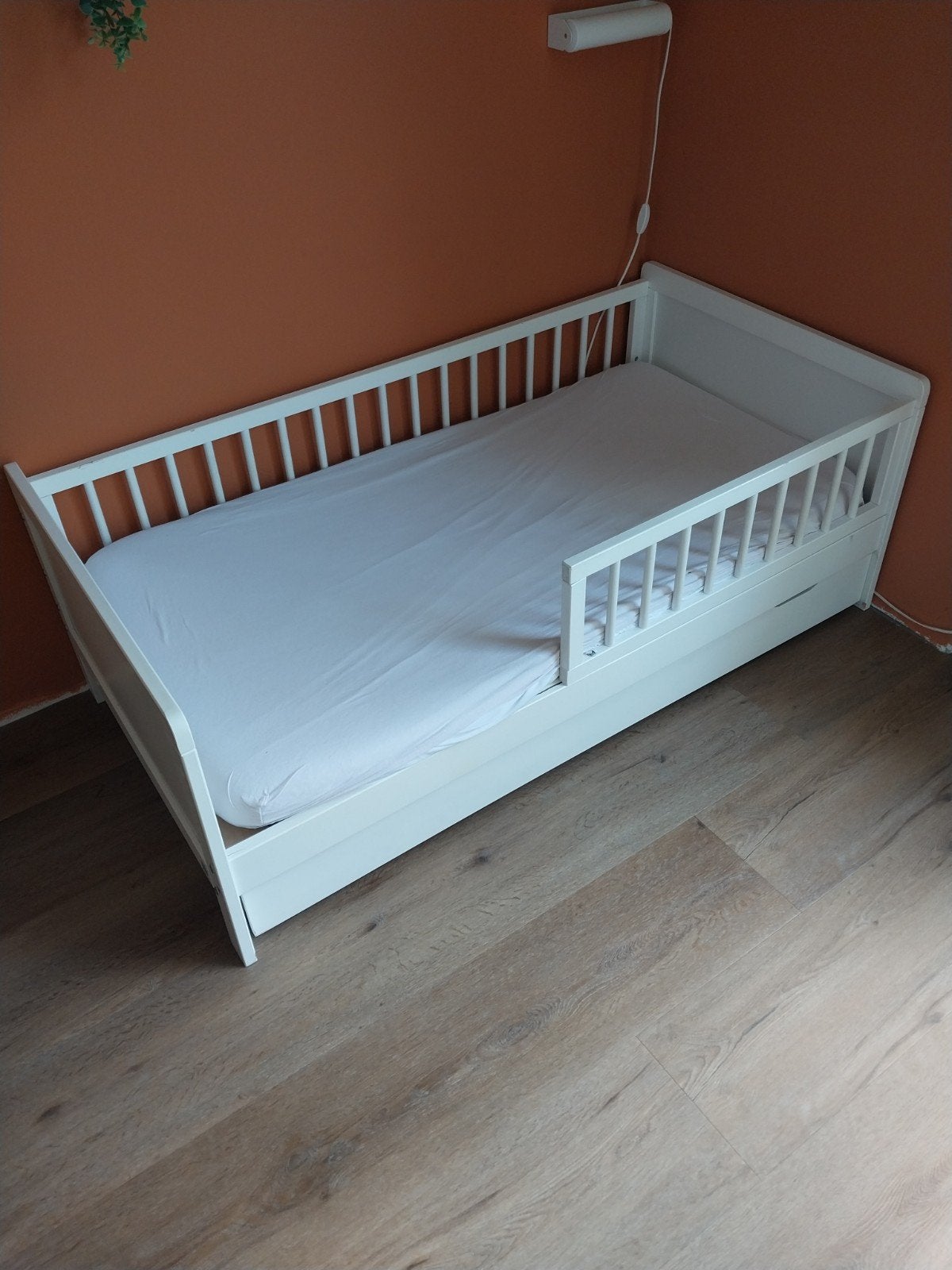 Wit peuterbed met lade en matras, Kinderen en Baby's, Kinderkamer | Bedden, Ophalen, Gebruikt, 70 tot 85 cm, Matras