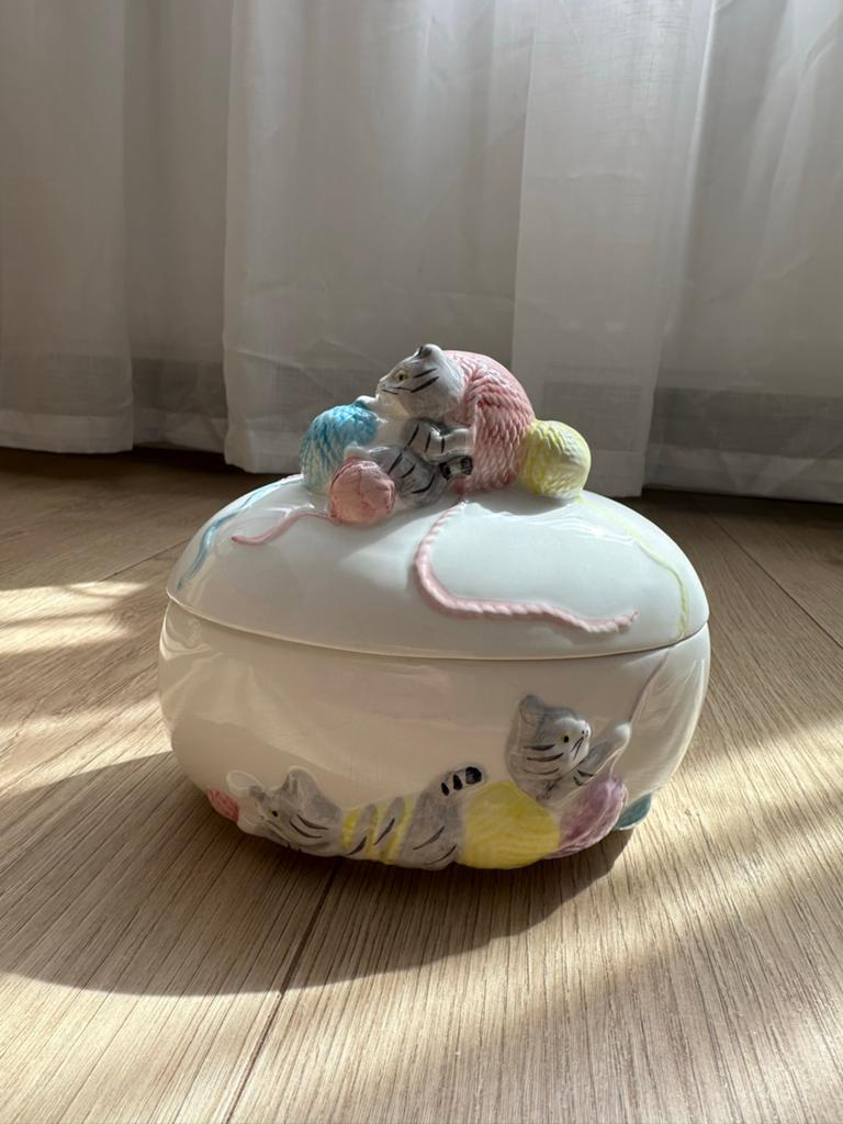 Vintage voorraadpot met katten en bollen wol, Ophalen of Verzenden, Zo goed als nieuw
