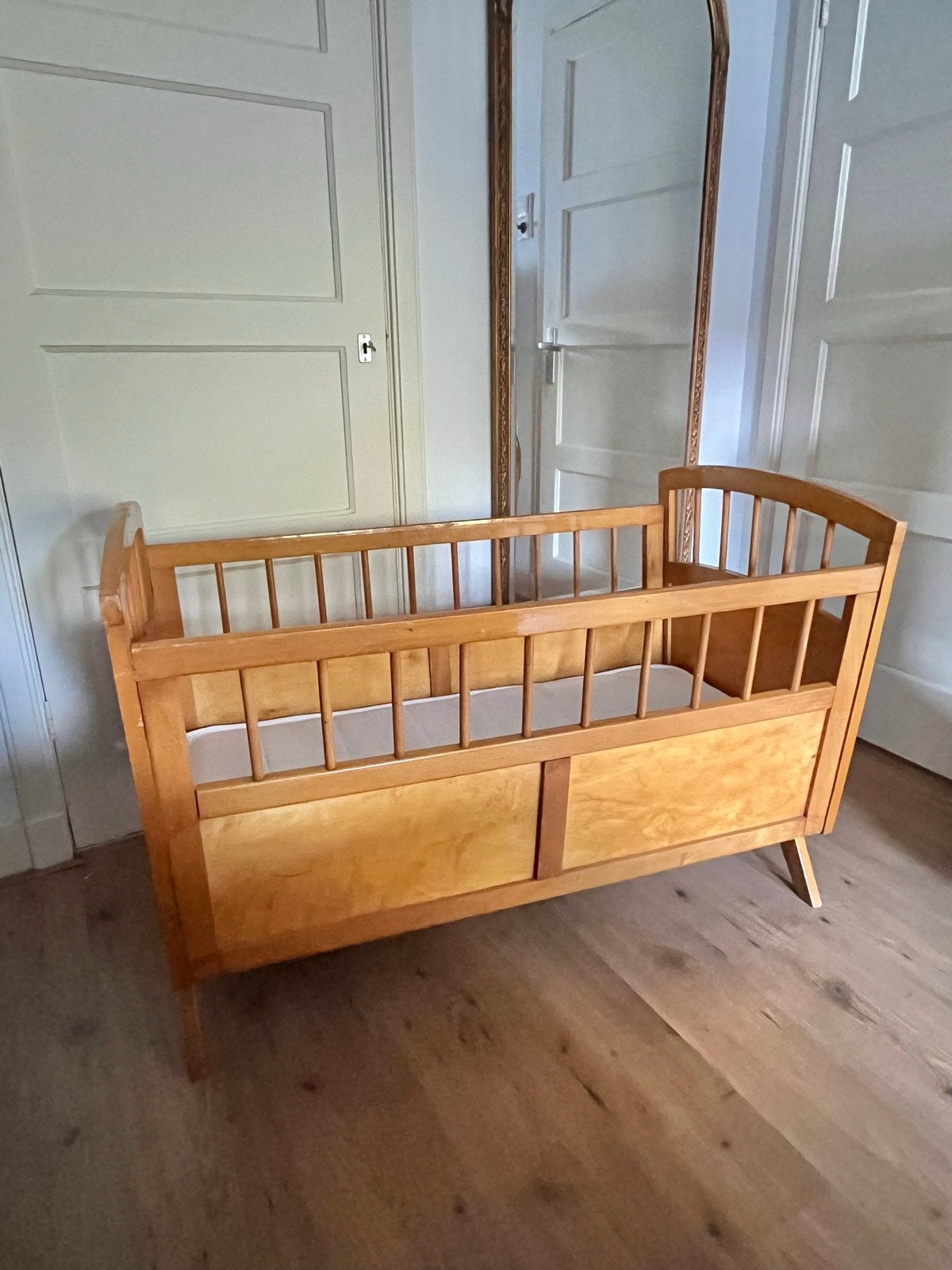 Retro ledikantje met nieuw matras, Retro, vintage, Bruin, Zo goed als nieuw, Hout