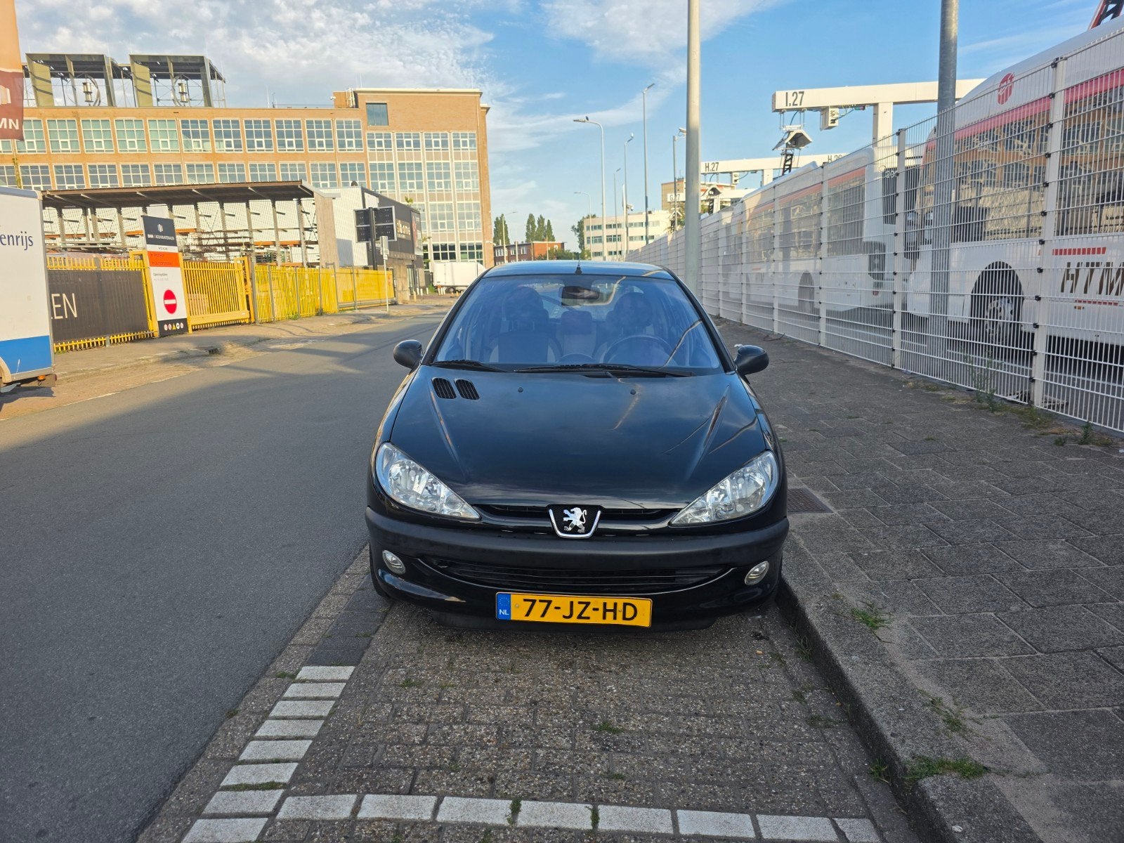 Peugeot 206 1.4 5D 2002 Zwart, Auto's, Voorwielaandrijving, 31 €/maand, 4 cilinders, Zwart