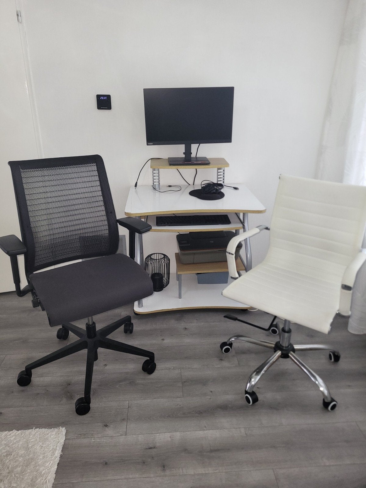 Compact computerbureau + 2 bureaustoelen (mesh zwart & wit), Ophalen, In hoogte verstelbaar, Gebruikt