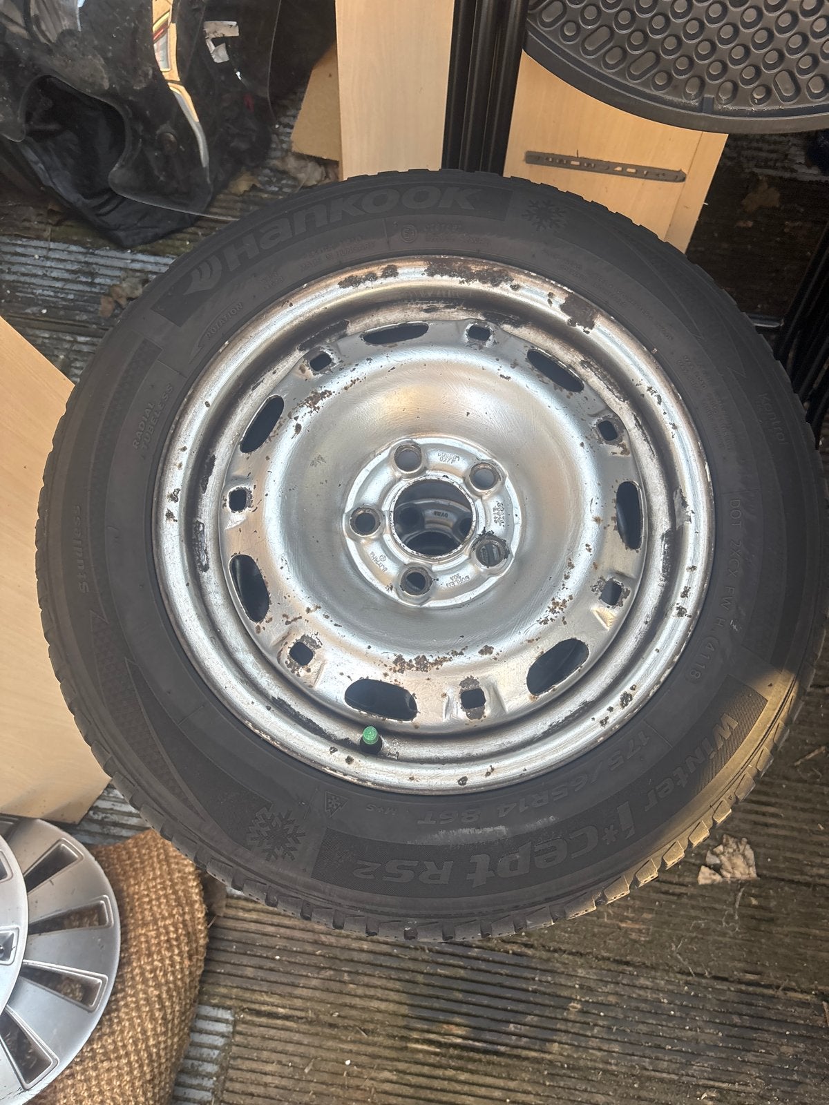 Set van 4 Hankook Winter i*Cept RS2 winterbanden met velgen, Auto-onderdelen, Banden en Velgen, Banden en Velgen, Winterbanden