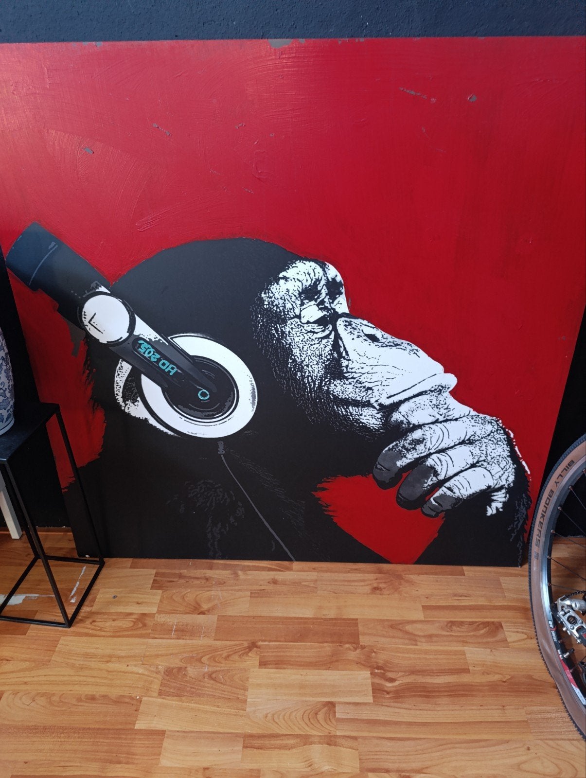 Moderne Kunst: Chimp met Koptelefoon op Rood, Ophalen