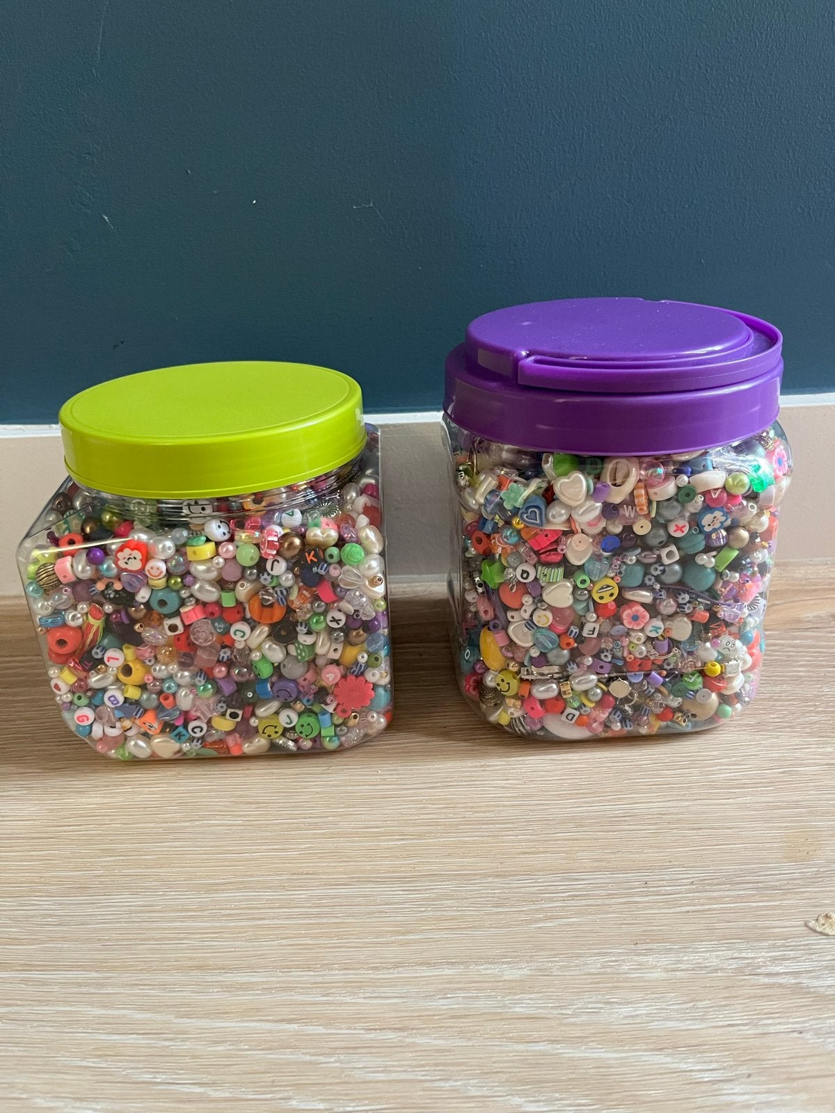 2 potten vol kralen met elastisch draad, Hobby en Vrije tijd, Ophalen of Verzenden, Gebruikt, Kraal