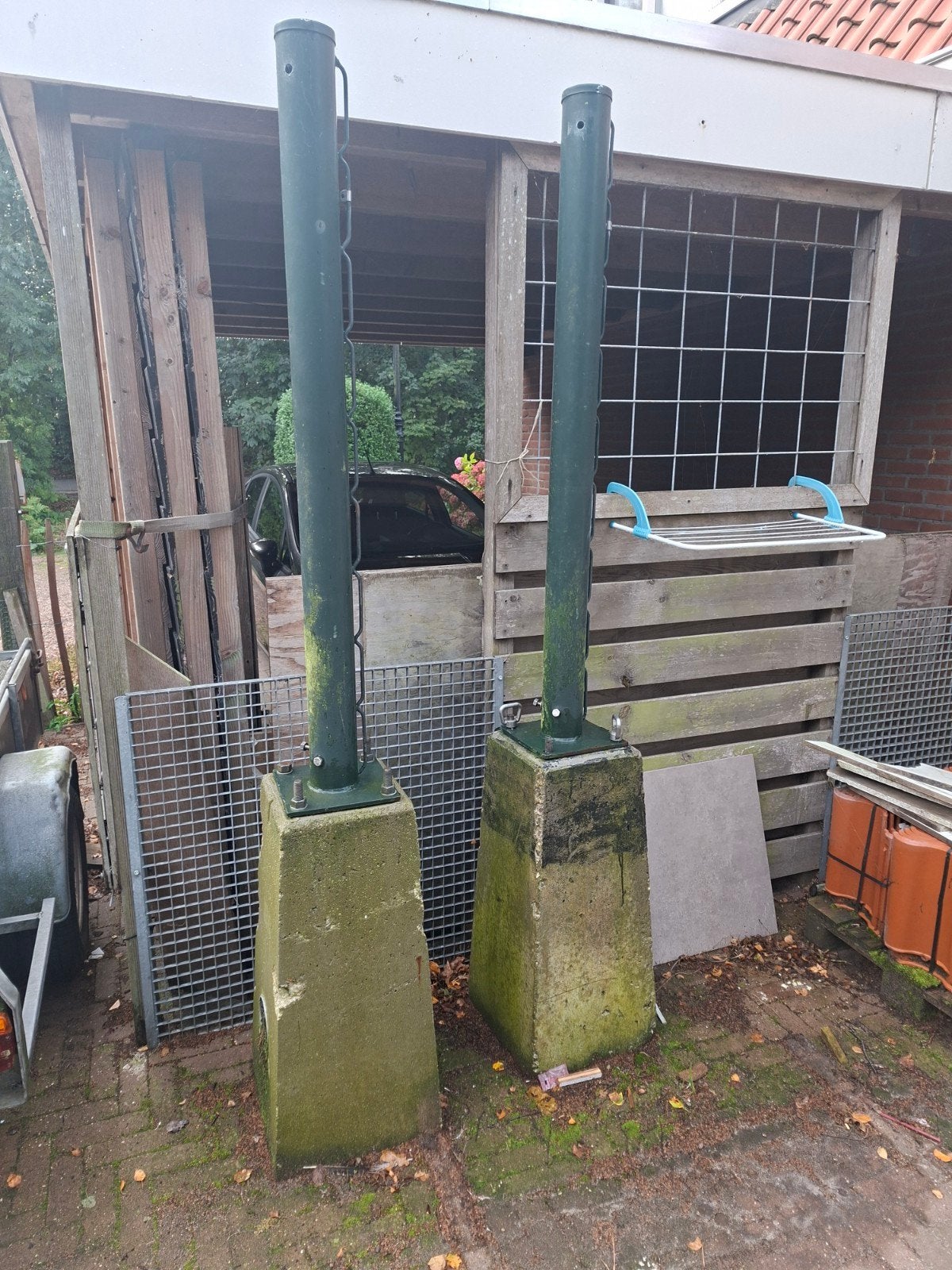 Twee hekpalen met betonnen voet en vier duims buis, Ophalen of Verzenden
