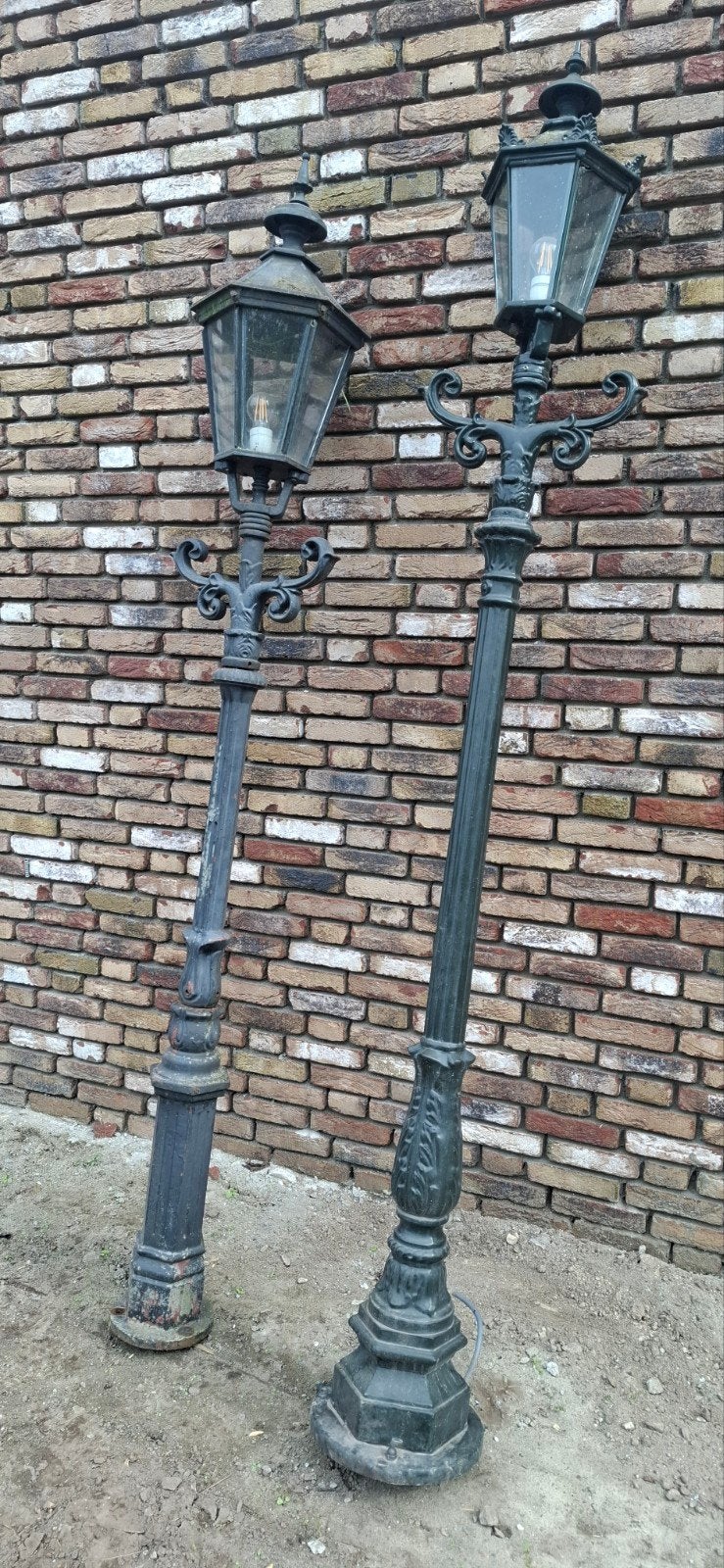 Antieke gietijzeren tuinlantaarns (set van 2), Tuin en Terras, Ophalen, Gebruikt, Staande lamp, Netvoeding