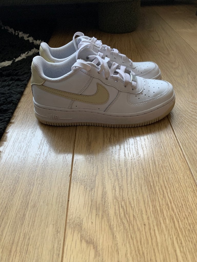 Nike air force schoenen maat 35,5, Kinderen en Baby's, Kinderkleding | Schoenen en Sokken, Ophalen, Meisje, Schoenen, Zo goed als nieuw