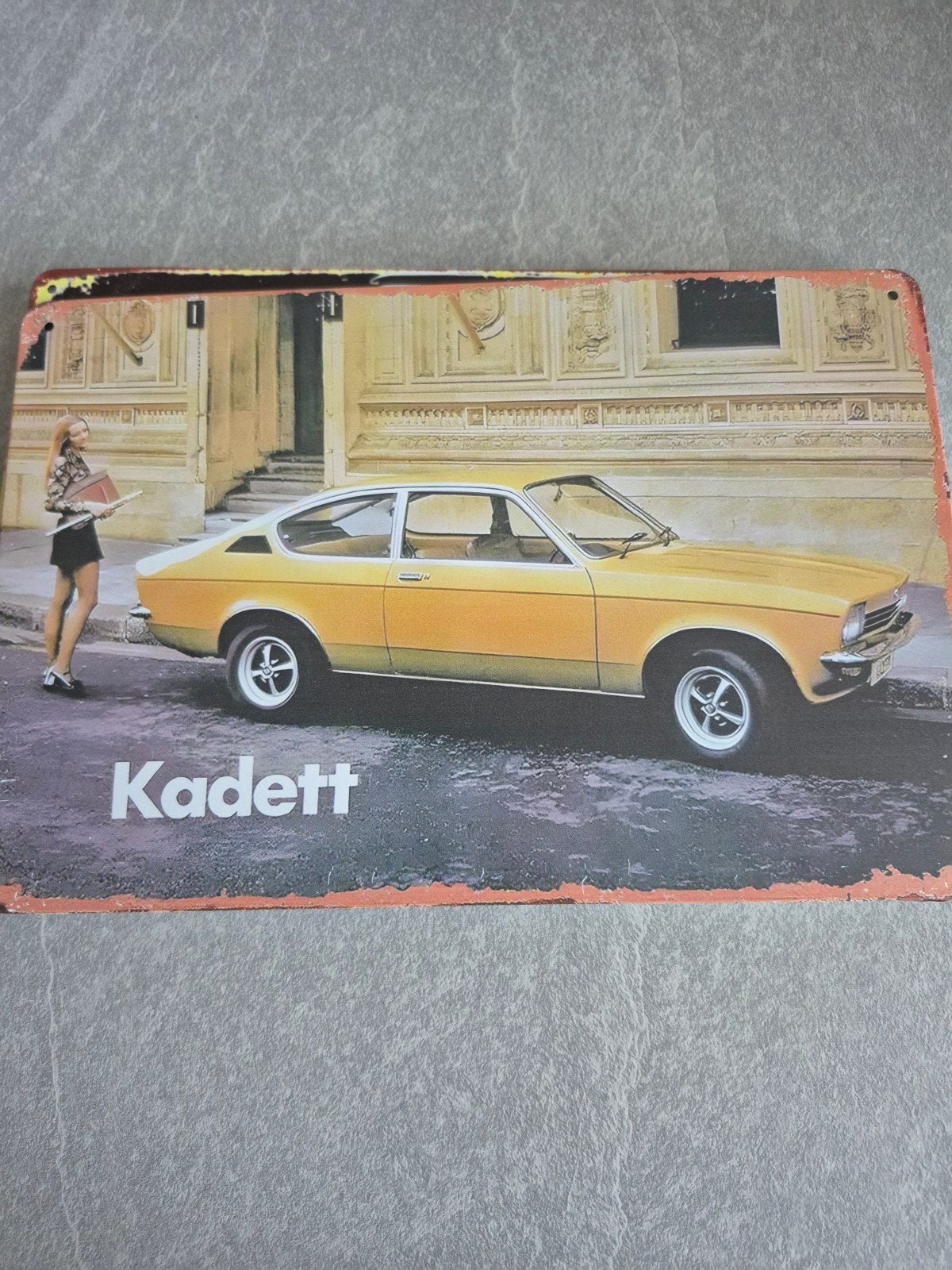Vintage Opel Kadett Coupé Reclameplaat - Gele Auto, Ophalen of Verzenden, Nieuw, Reclamebord