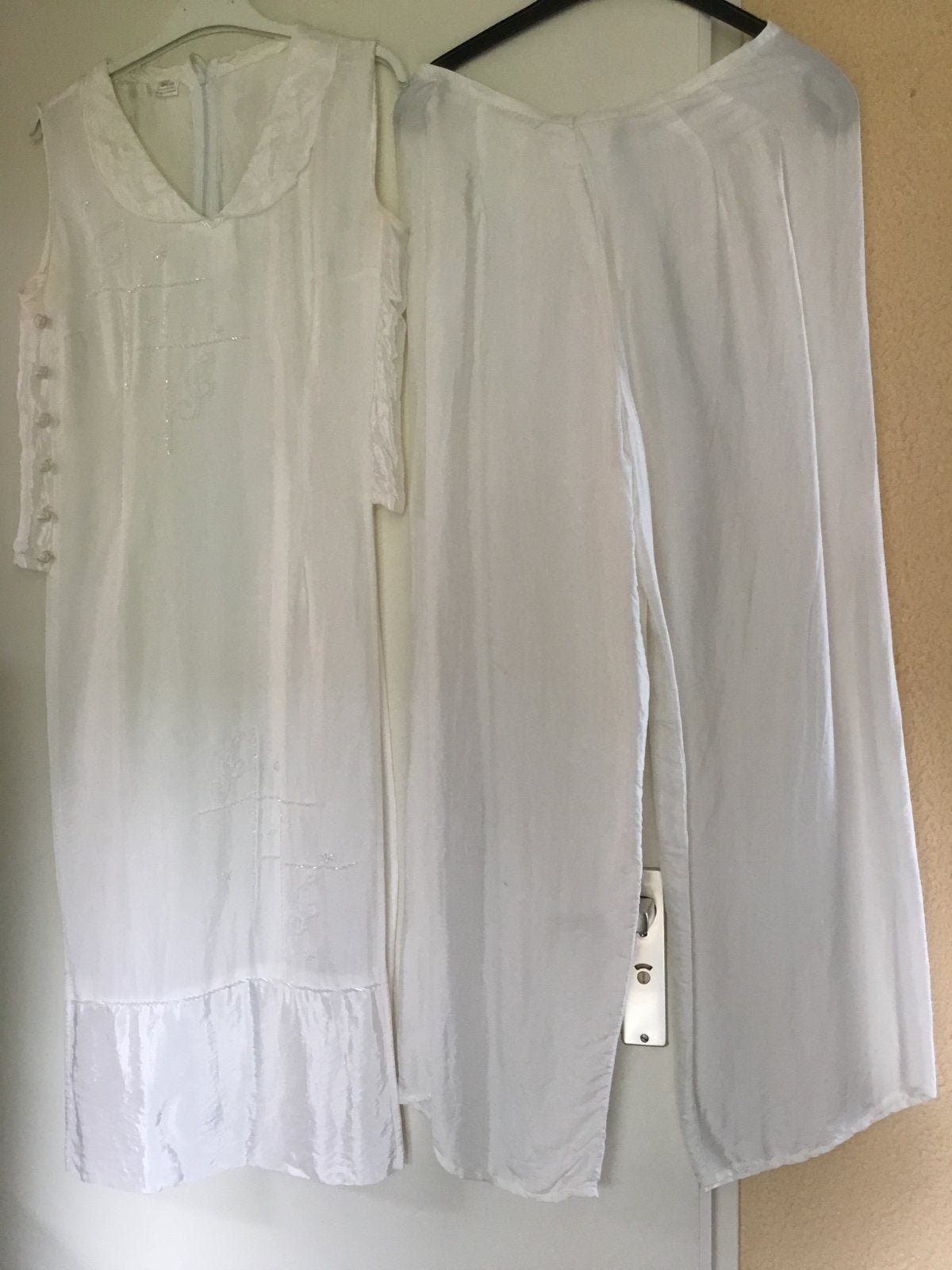 Witte zijden tuniek met broek uit Vietnam, bewerkt met kraal, Kleding | Dames, Broeken en Pantalons, Ophalen, Zo goed als nieuw