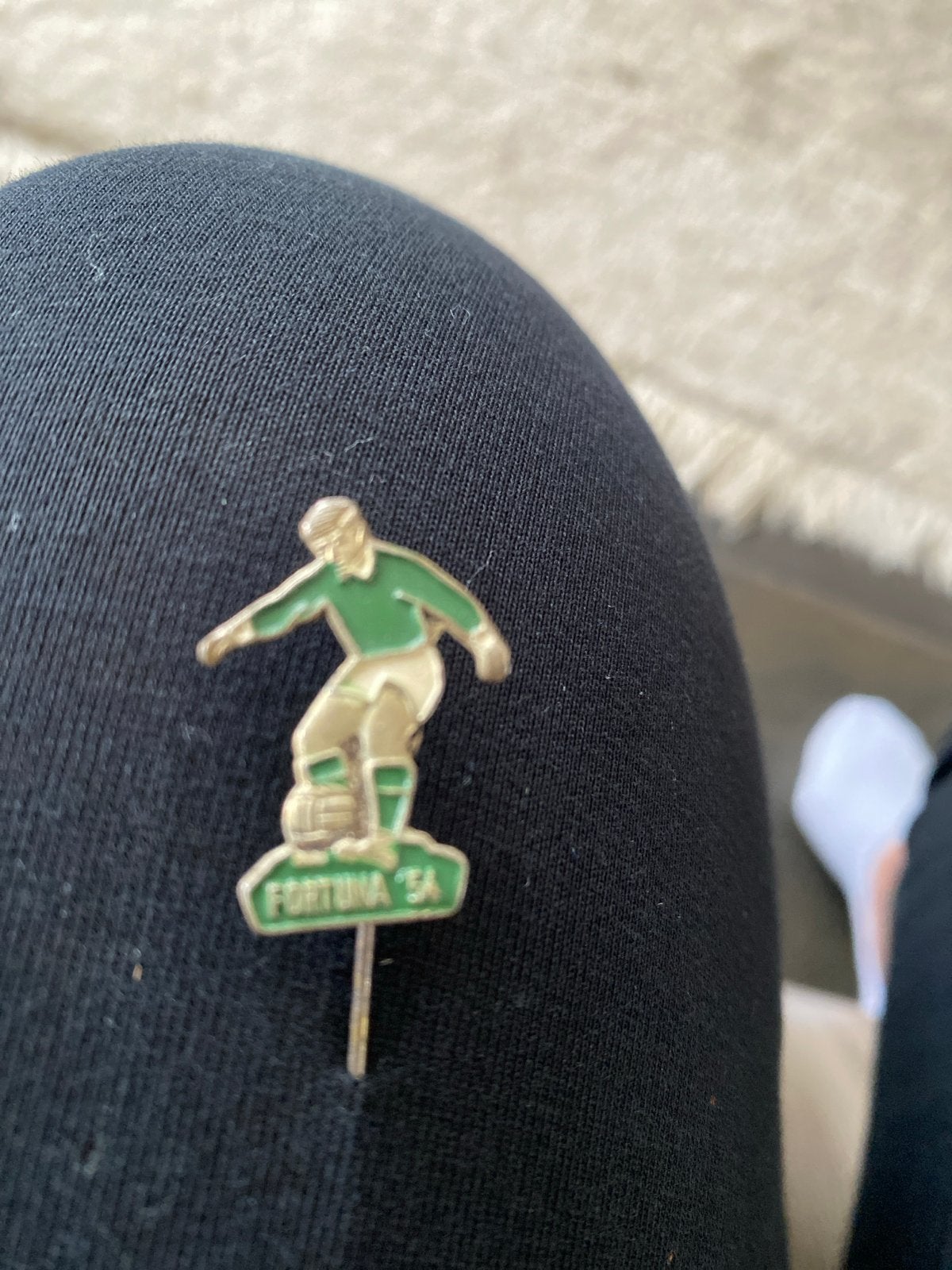 Vintage Fortuna '54 Voetbalspeldje, Verzamelen, Speldjes, Pins en Buttons, Ophalen of Verzenden, Gebruikt, Sport, Speldje of Pin