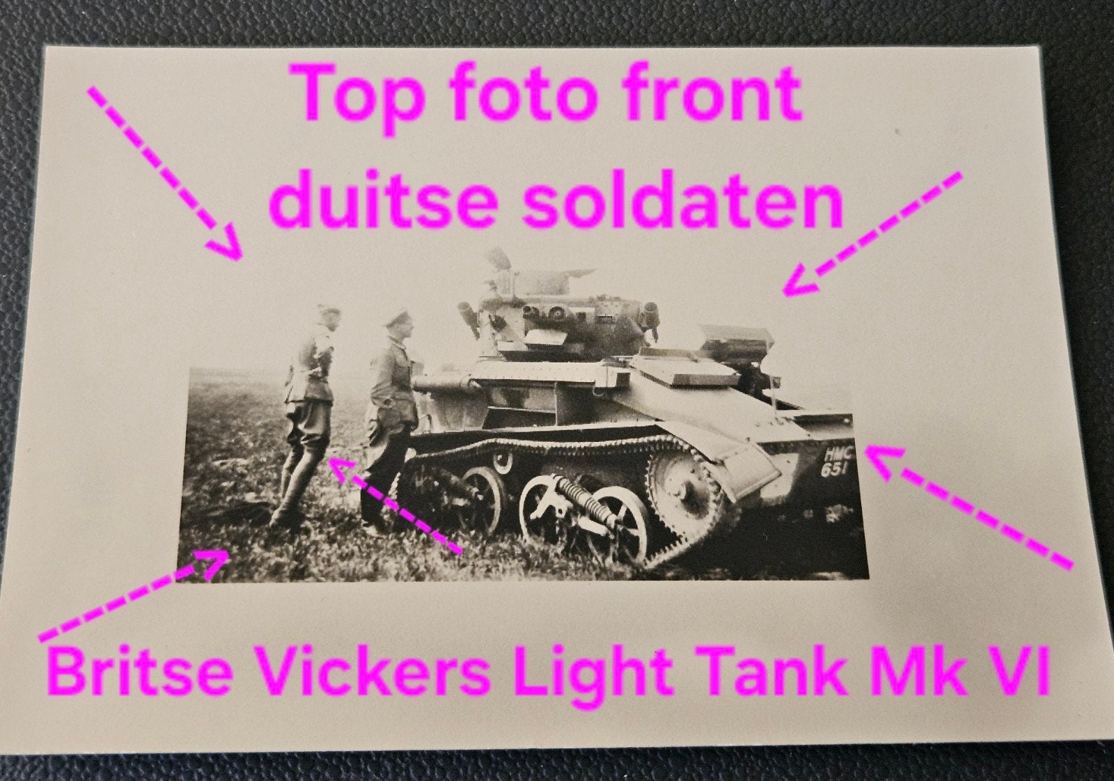 1x foto wo2 Britse Vickers light tank mk vl duitse soldaten, Ophalen of Verzenden, Engeland, Foto of Poster