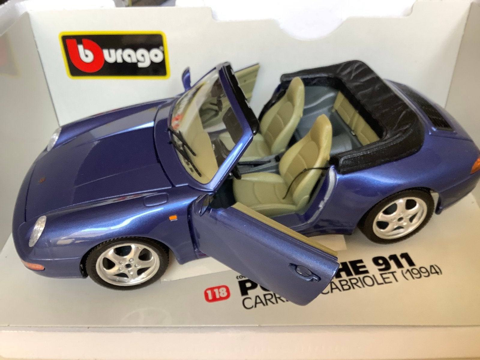 Burago Porsche 911 Carrera Cabriolet (1994) - Nieuw in OVP, Ophalen of Verzenden, Nieuw, Auto, Bburago