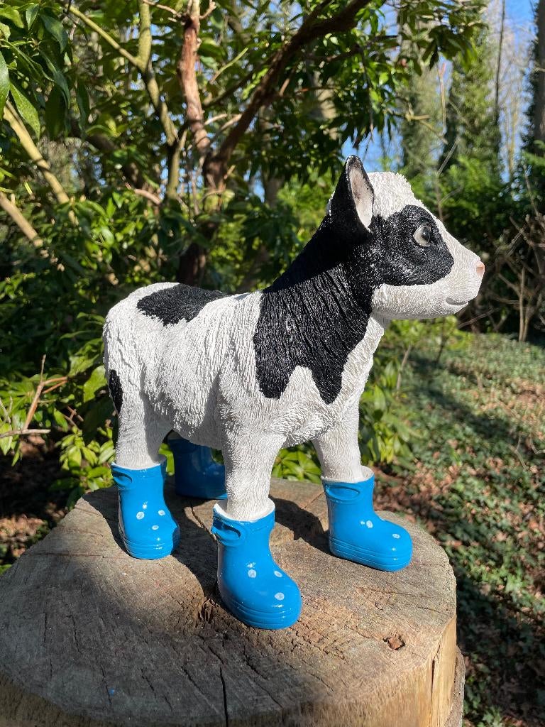 Kalf koe Blauw regenlaarsjes tuin boerderij, Tuin en Terras, Tuinbeelden, Ophalen of Verzenden, Nieuw, Kunststof, Dierenbeeld