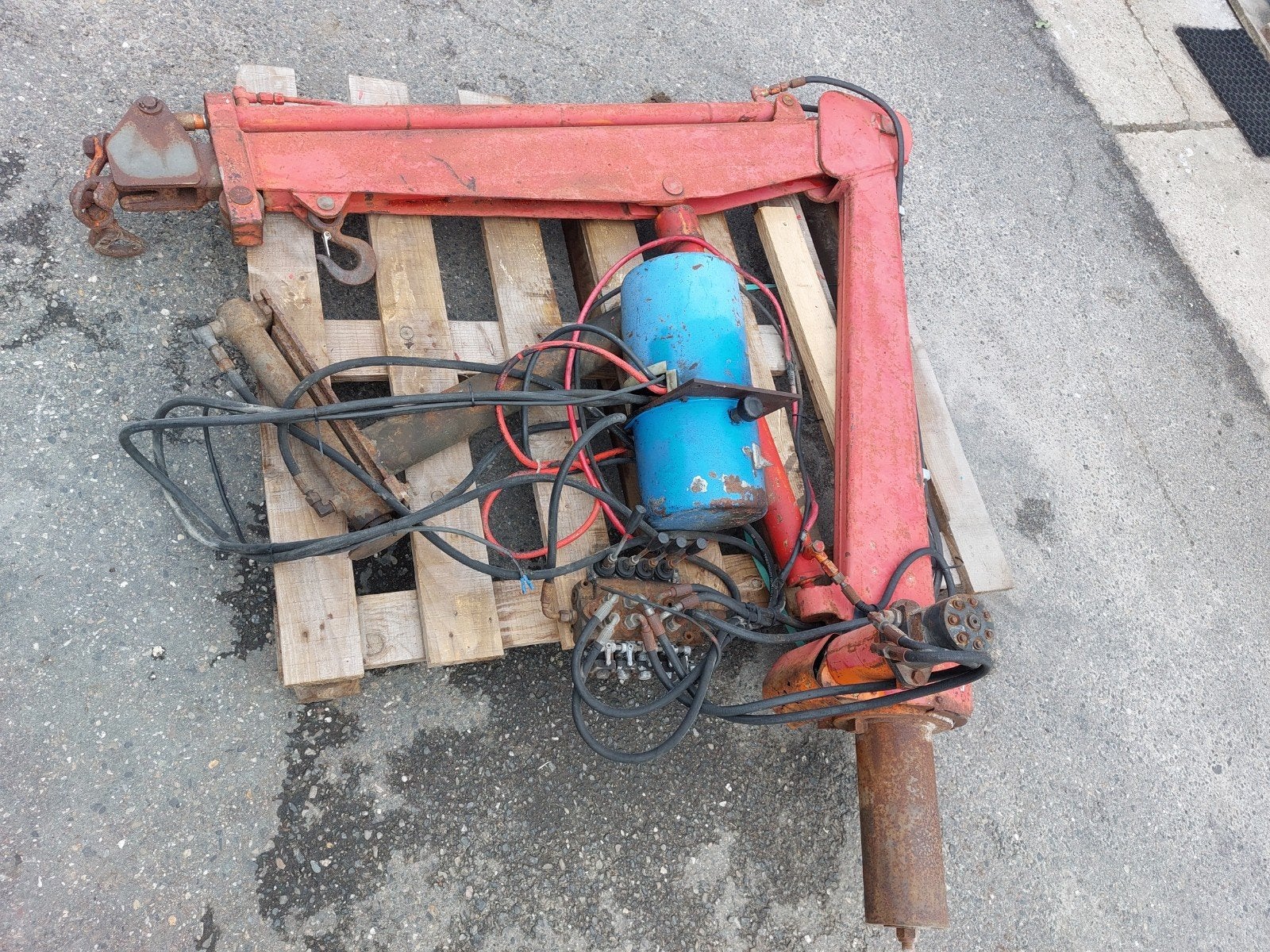 Elektrisch hydraulische laadkraan met 1 steunpoot, Ophalen