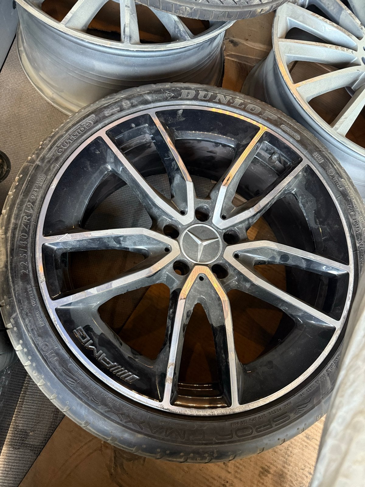 Vandaag wegMercedes AMG velgDunlop zomerbanden 225/40ZR19, 19 inch, Gebruikt, Banden en Velgen, Ophalen of Verzenden