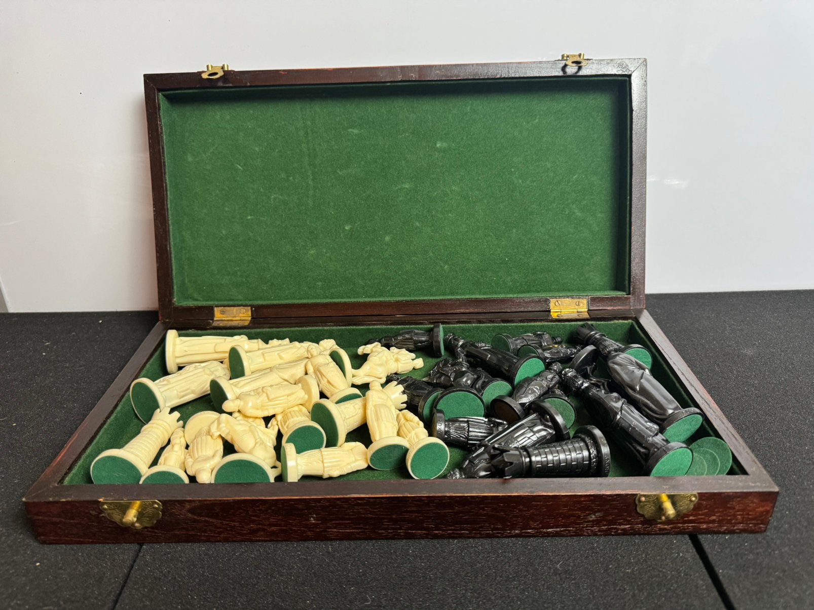 Vintage schaakspel middeleeuwse stukken — houten kist/bord, Ophalen of Verzenden, Minder dan 500 stukjes, Zo goed als nieuw, Schaken
