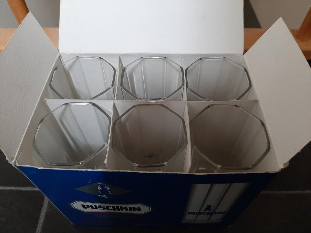 Doos met puschkin glaasjes vodka, Verzamelen, Glas en Borrelglaasjes, Ophalen of Verzenden, Overige typen