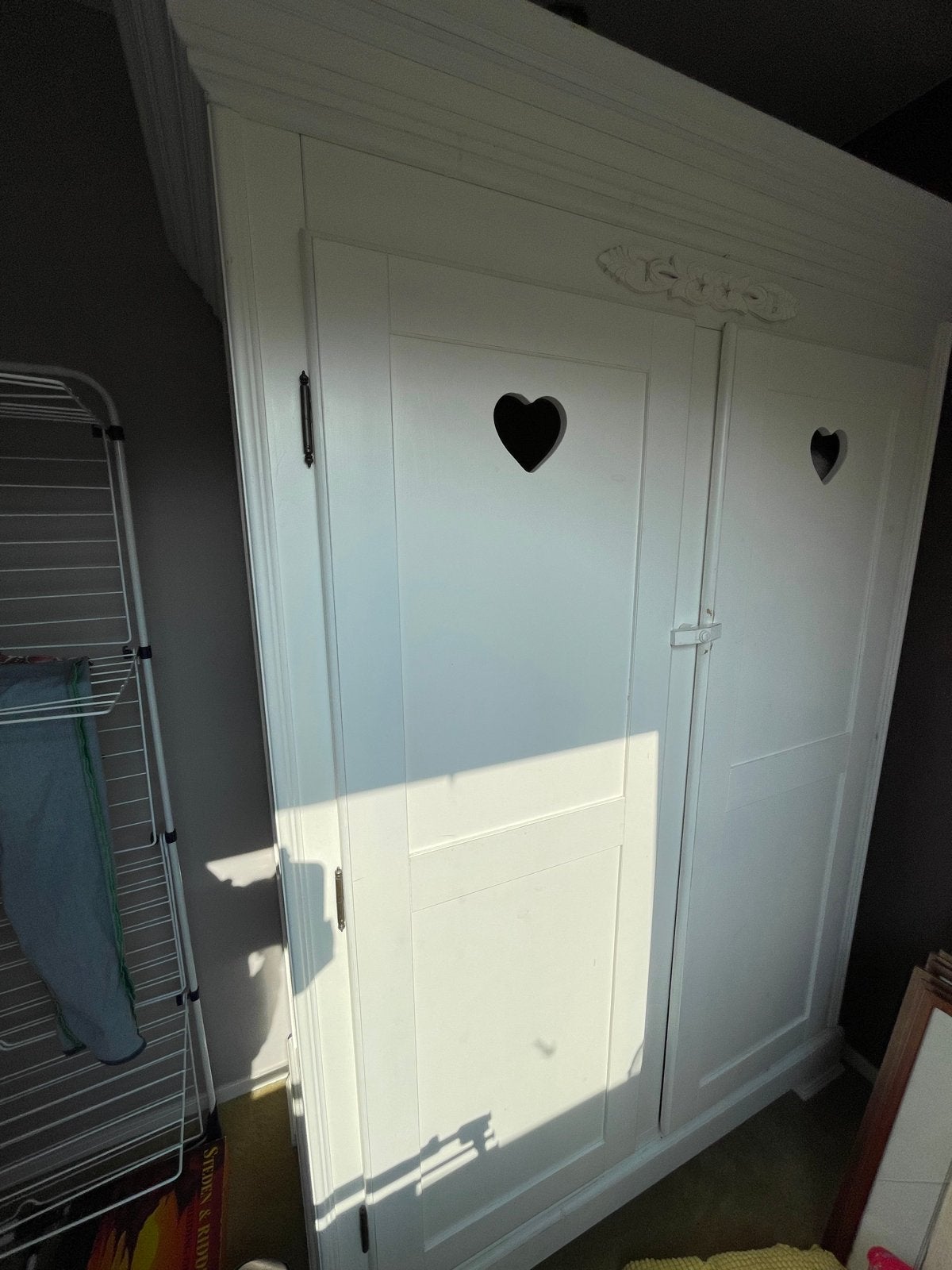 Opsetims handgemaakte houten kast met hartjes, 100 tot 150 cm, Ophalen of Verzenden, Zo goed als nieuw, 150 tot 200 cm