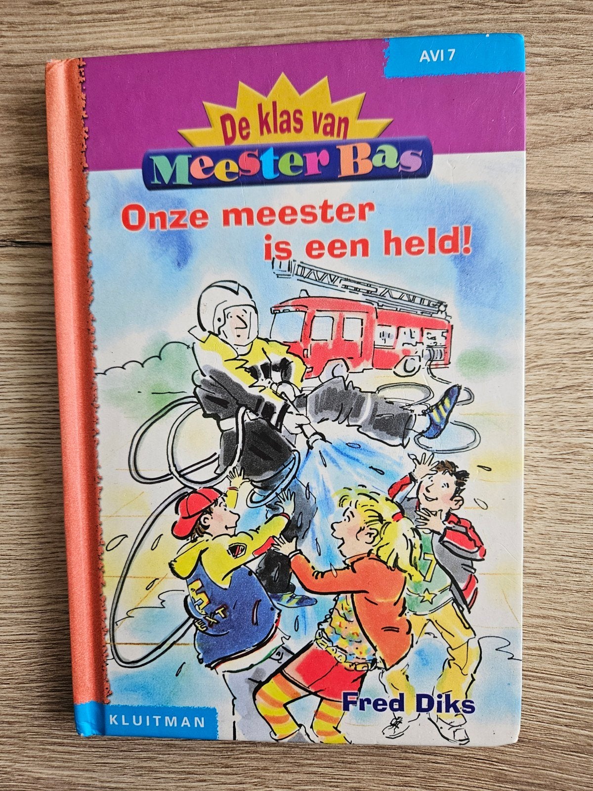 Fred Diks - Onze meester is en held!, Gelezen, Fictie algemeen, Ophalen of Verzenden, Fred Diks