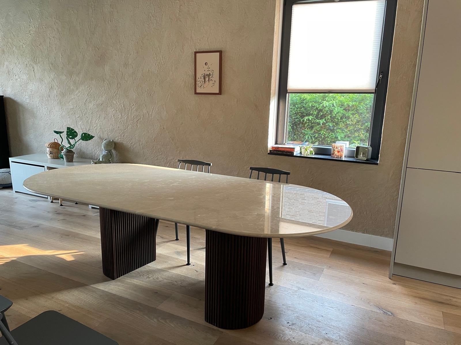 Ovale eettafel met marmeren blad en houten onderstel, Huis en Inrichting, Ophalen, Gebruikt, 100 tot 150 cm, 200 cm of meer