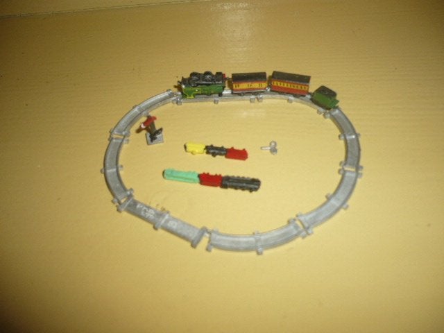 Mie18<>metalen rails met metalen treintjes en sleuteltje, Ophalen of Verzenden, Zo goed als nieuw, Poppenhuis