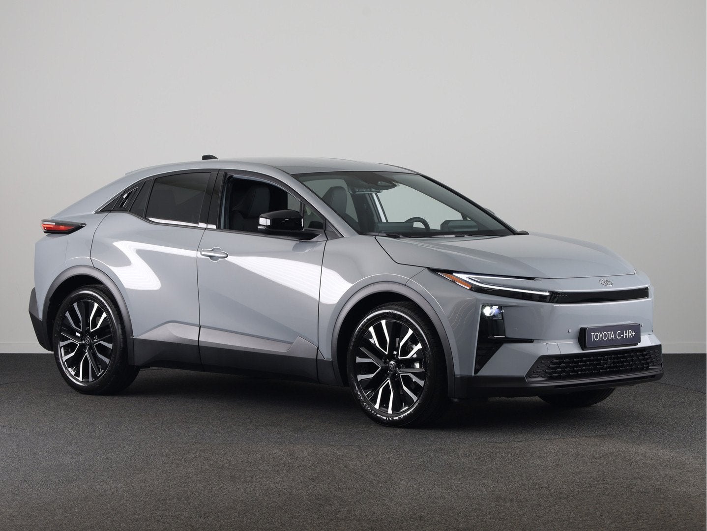 Toyota C-HR+ First Edition 228 pk WLTP 607 KM range EV deal, Auto's, Toyota, Stof, Origineel Nederlands, Nieuw, Automatische klimaatregeling