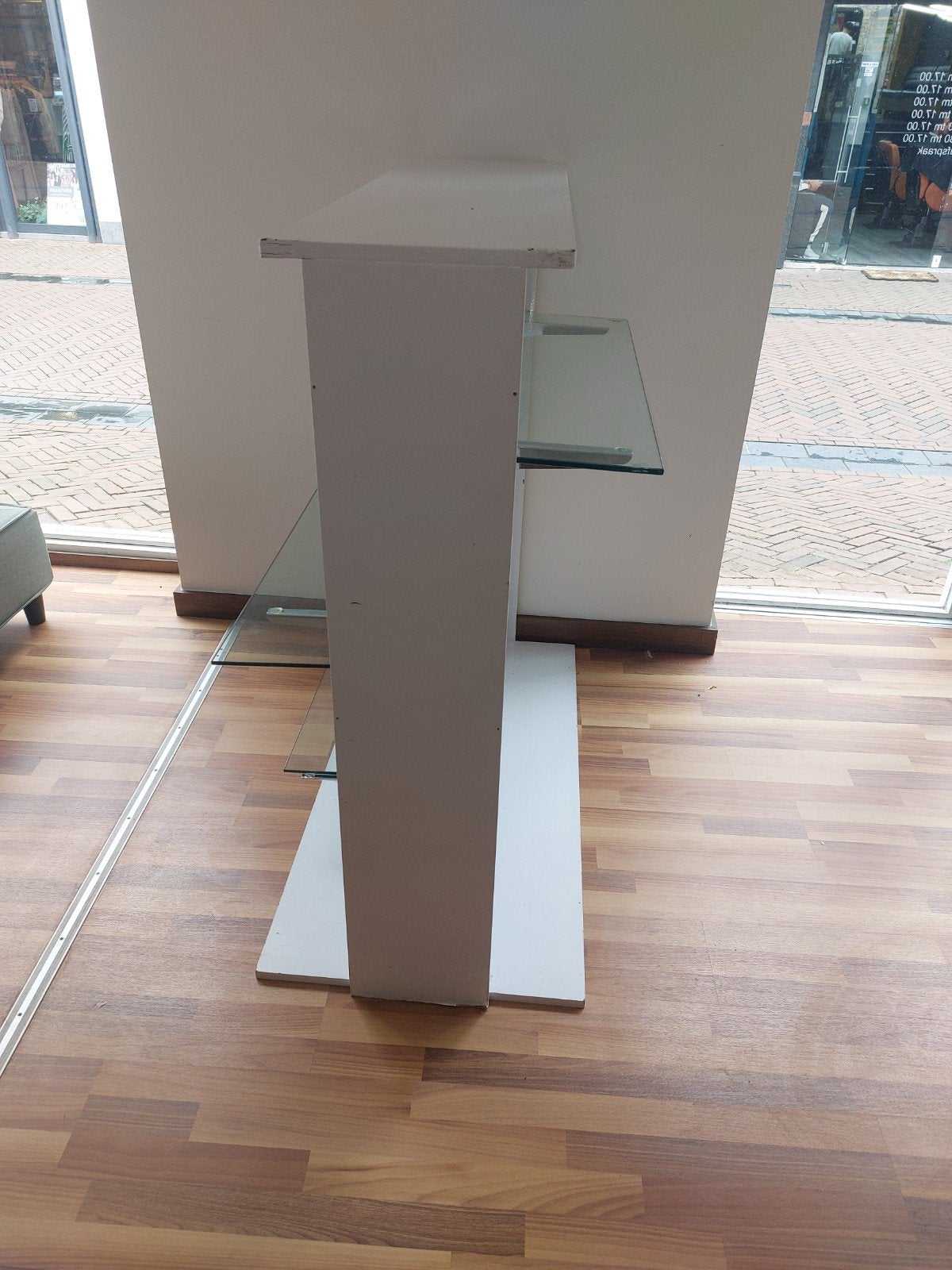 Witte displaykast met glazen planken, Ophalen, Mdf, Plinten