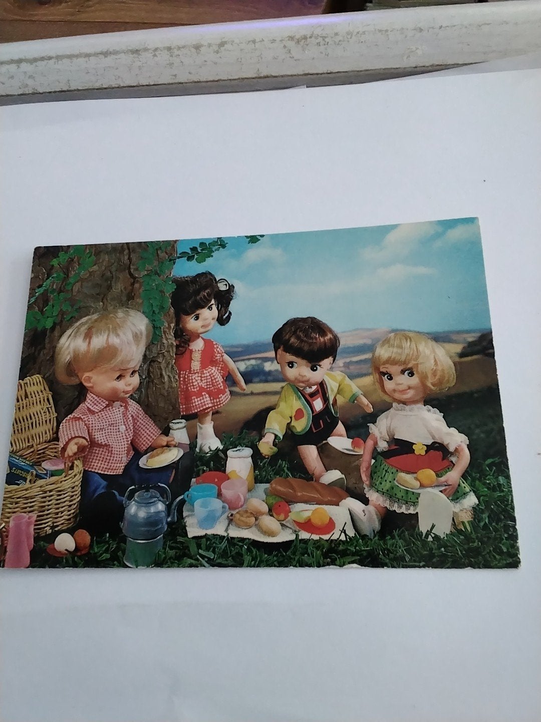Vintage Ansichtkaart: Poppen Picknick - Gedrukt in Holland, Ophalen of Verzenden, 1960 tot 1980, Gelopen