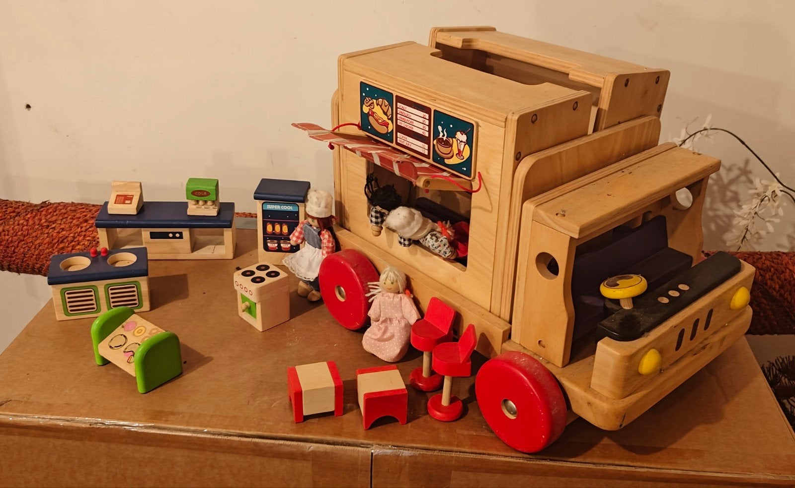 Houten speelgoed camper/ foodtruck met accessoires, Kinderen en Baby's, Ophalen, Gebruikt, Overige typen