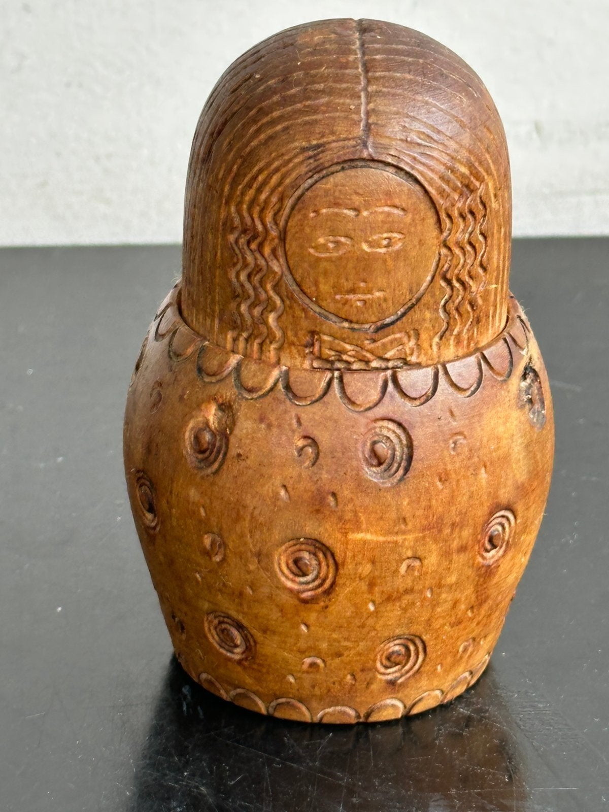 Oud houtsnijwerk Matroesjka Spaarpot ?  beeldje 11 cm, Verzamelen, Spaarpotten, Ophalen of Verzenden, Gebruikt, Steen, Aardewerk of Keramiek