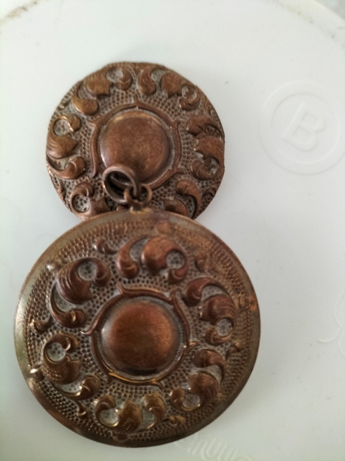 Antieke koperen hanger voor Zeeuwse klederdracht, Ophalen
