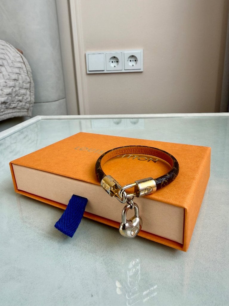 Louis Vuitton Crazy In Lock Charm Bracelet – maat 17, Ophalen of Verzenden, Gebruikt, Bruin, Leer