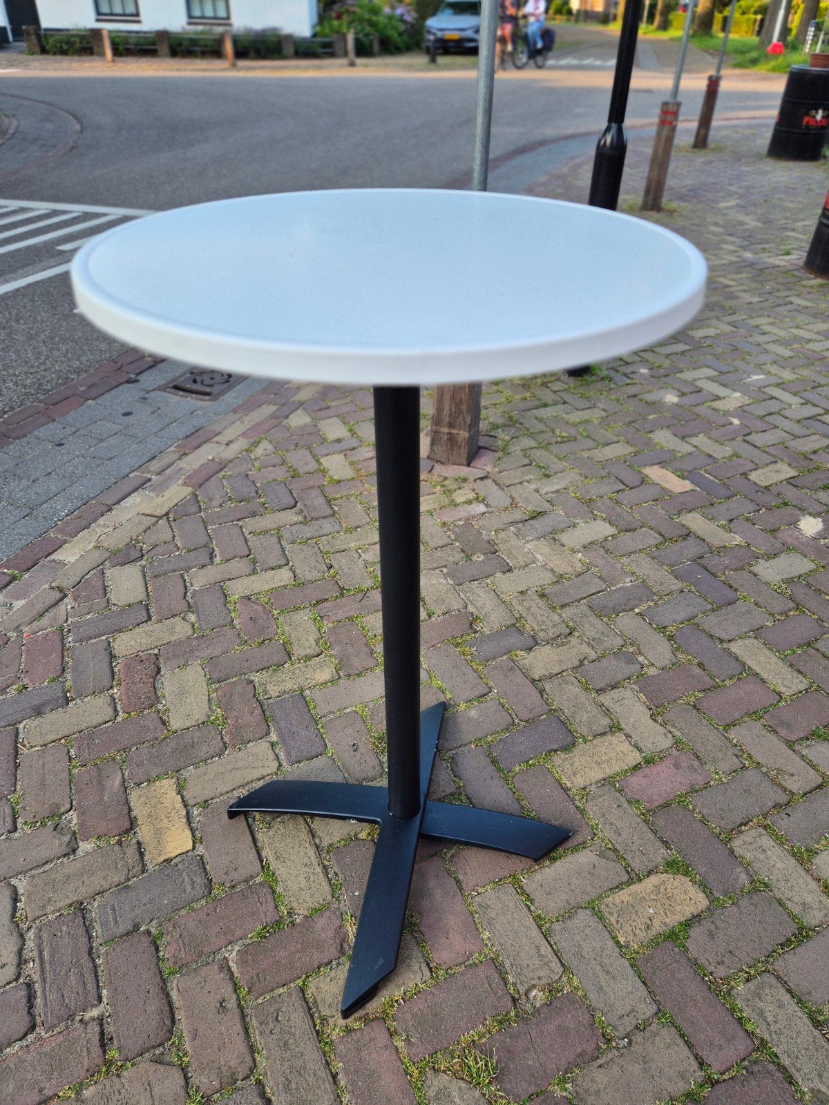 Inklapbare ronde statafel /bartafel met metalen onderstel, Ophalen, Gebruikt