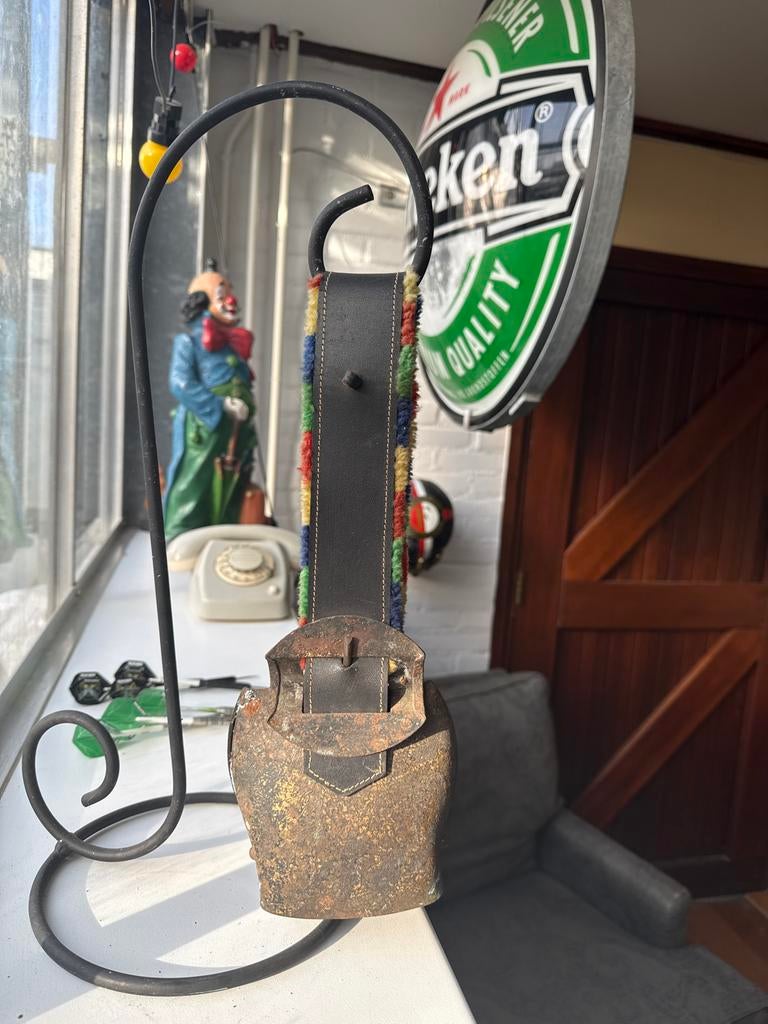 Oude koeienbel met leren riem, Ophalen