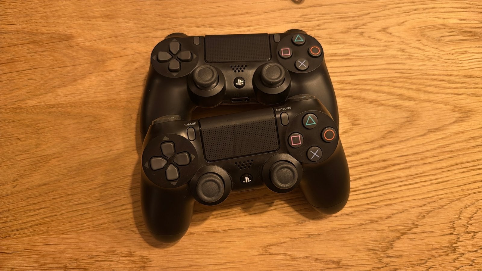 2x originele Sony DualShock 4 V2 PS4 controllers, Ophalen of Verzenden, Zo goed als nieuw, Controller, Draadloos