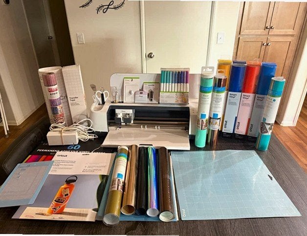 Cricut Maker 3 Ultimate Crafting Bundle - Vinyl, Mats, Pens, Ophalen, Nieuw