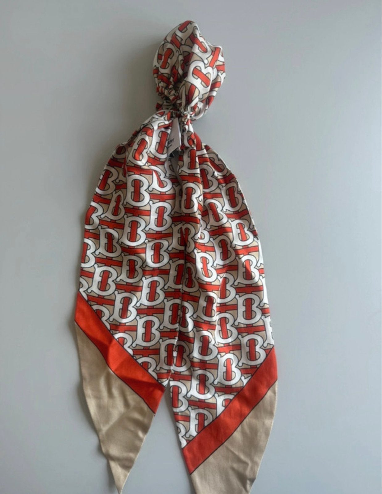 Burberry Sjaal met Monogram Print - Nieuw, Ophalen of Verzenden, Nieuw, Sjaal
