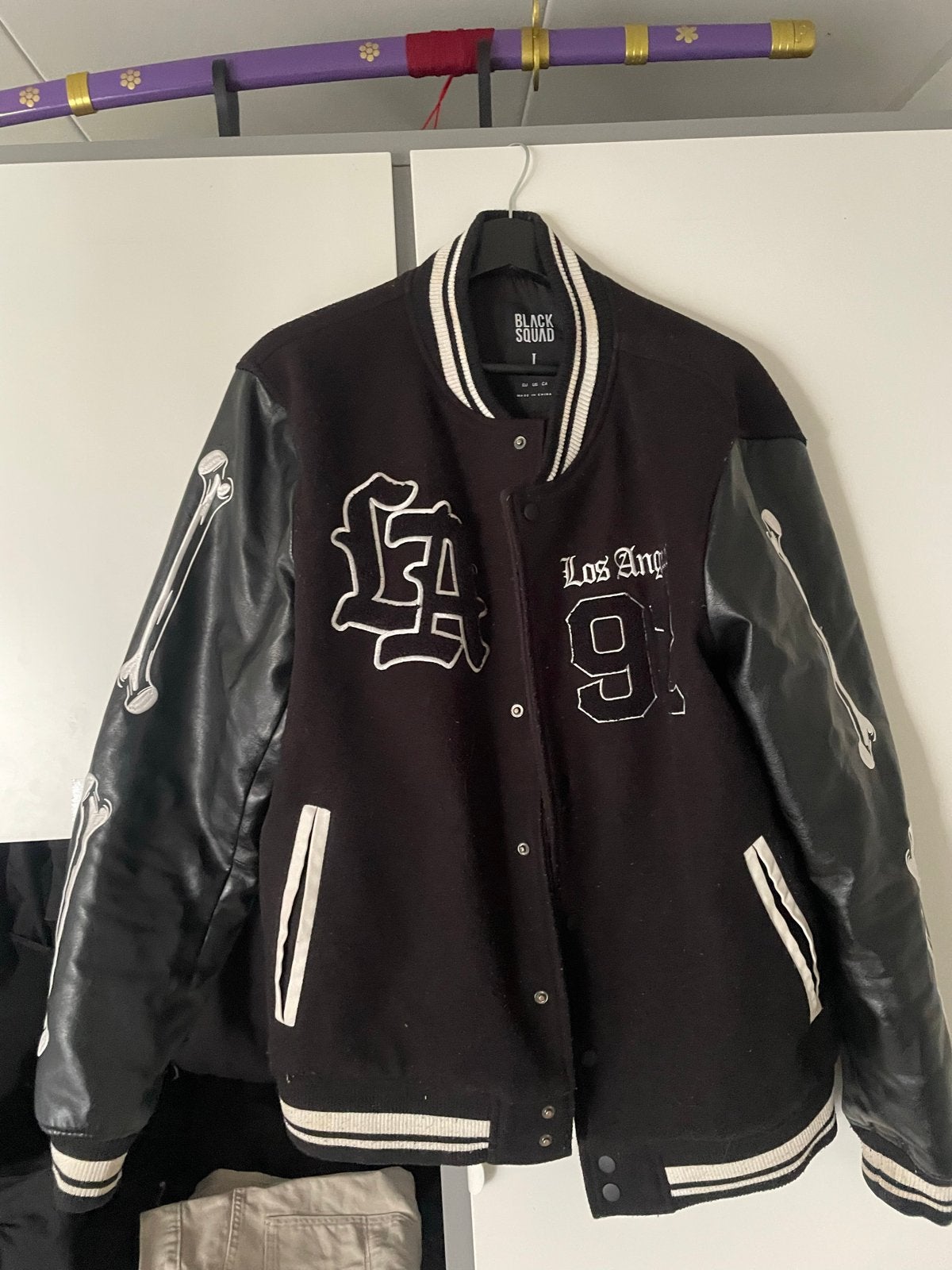 Black Squad Varsity Jacket LA Loyalty 92, Kleding | Heren, Ophalen of Verzenden, Zo goed als nieuw, Maat 48/50 (M), Zwart