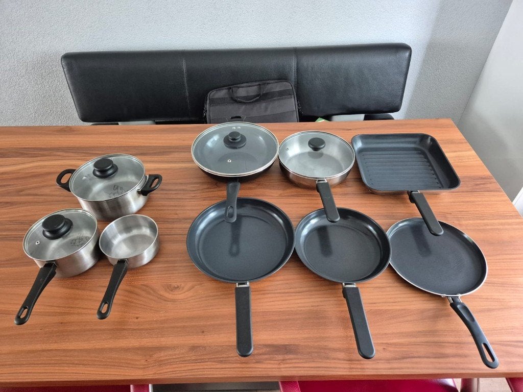 Op zoek naar pannen? Hier compleet voor maar €5,- per stuk, Ophalen of Verzenden, Zo goed als nieuw, Rvs, Pannenset