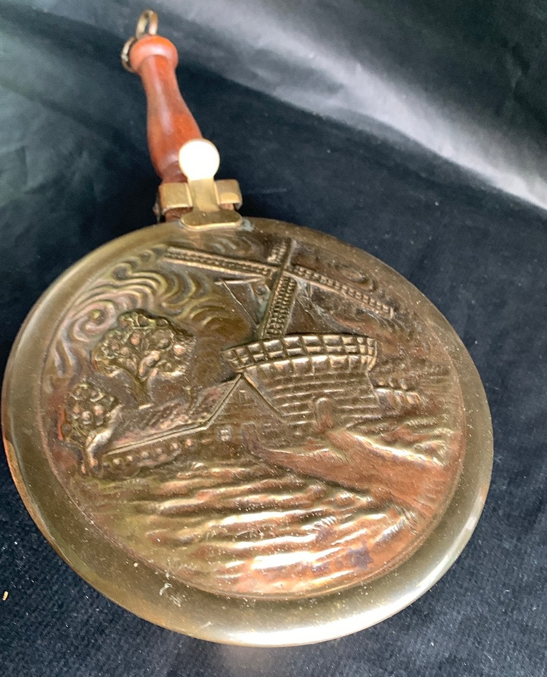Antieke koperen beddenpan met molen reliëf, Antiek en Kunst, Antiek | Koper en Brons, Koper, Ophalen of Verzenden