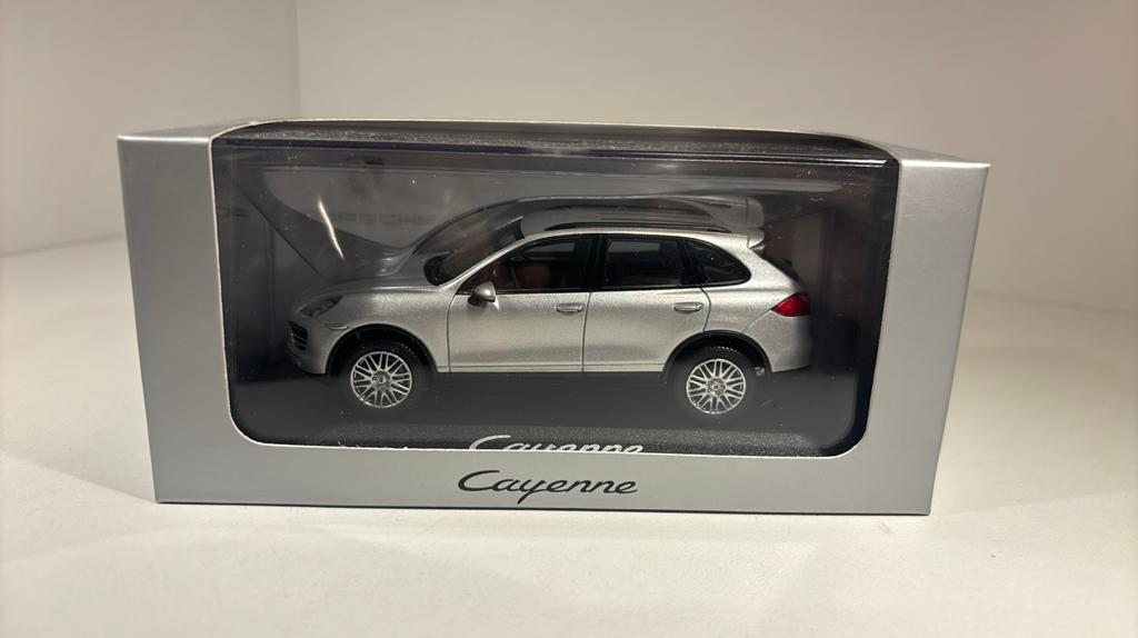 Porsche cayenne zilver minichamps 1.43, Hobby en Vrije tijd, Modelauto's | 1:43, Ophalen of Verzenden, A, A, A