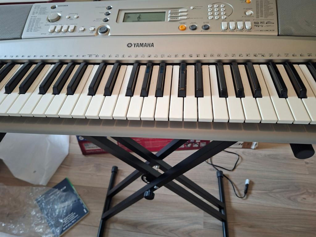 Yamaha PSR E303 keyboard met standaard, Muziek en Instrumenten, Keyboards, 61 toetsen, Yamaha, Ophalen of Verzenden, Zo goed als nieuw