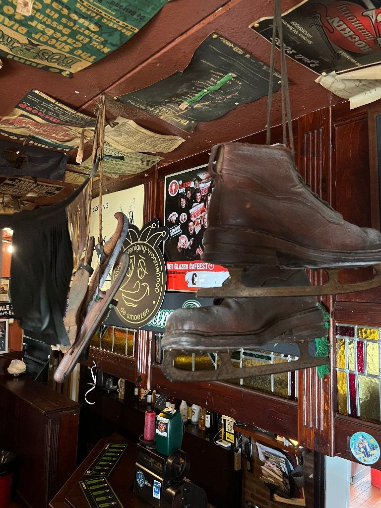 Oude schaatsen en slee als decoratie | Café Kremer K037, Ophalen, Gebruikt