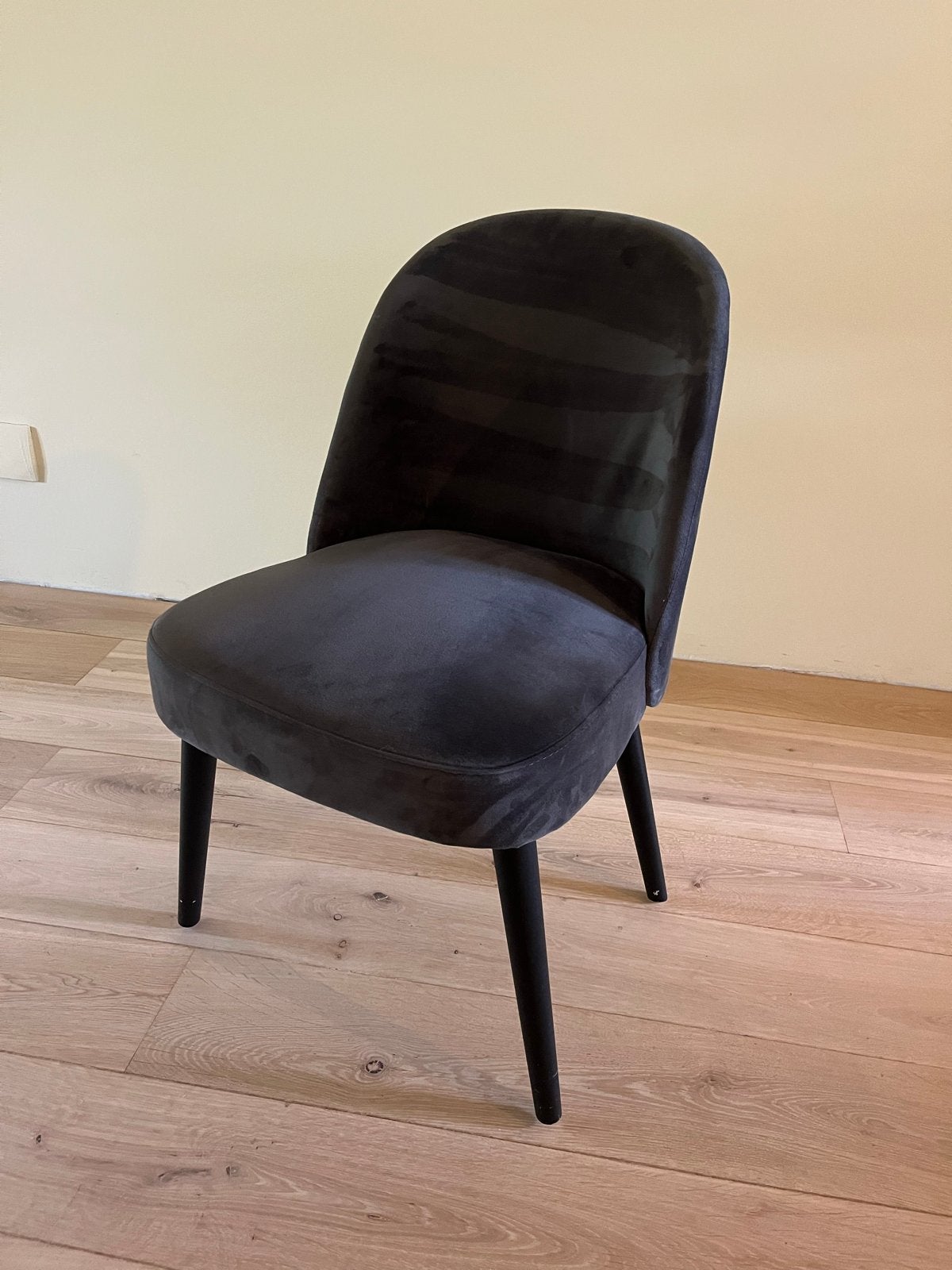 Stijlvolle Kwantum stoel - Donkergrijs velours, Huis en Inrichting, Stoelen, Ophalen, Zo goed als nieuw, Eén, Stof