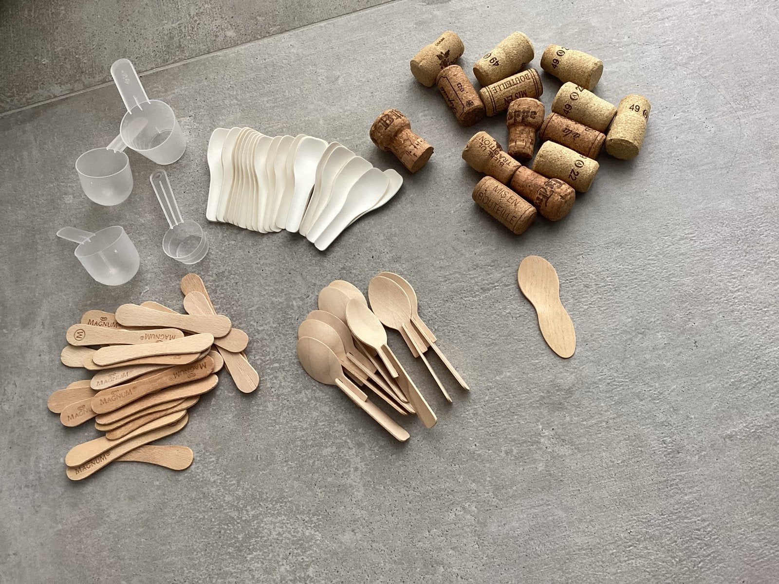 Knutselpakket met kurk, papier en houten lepel, hout ijsstok, Ophalen, Overige thema's, Hout, Zo goed als nieuw