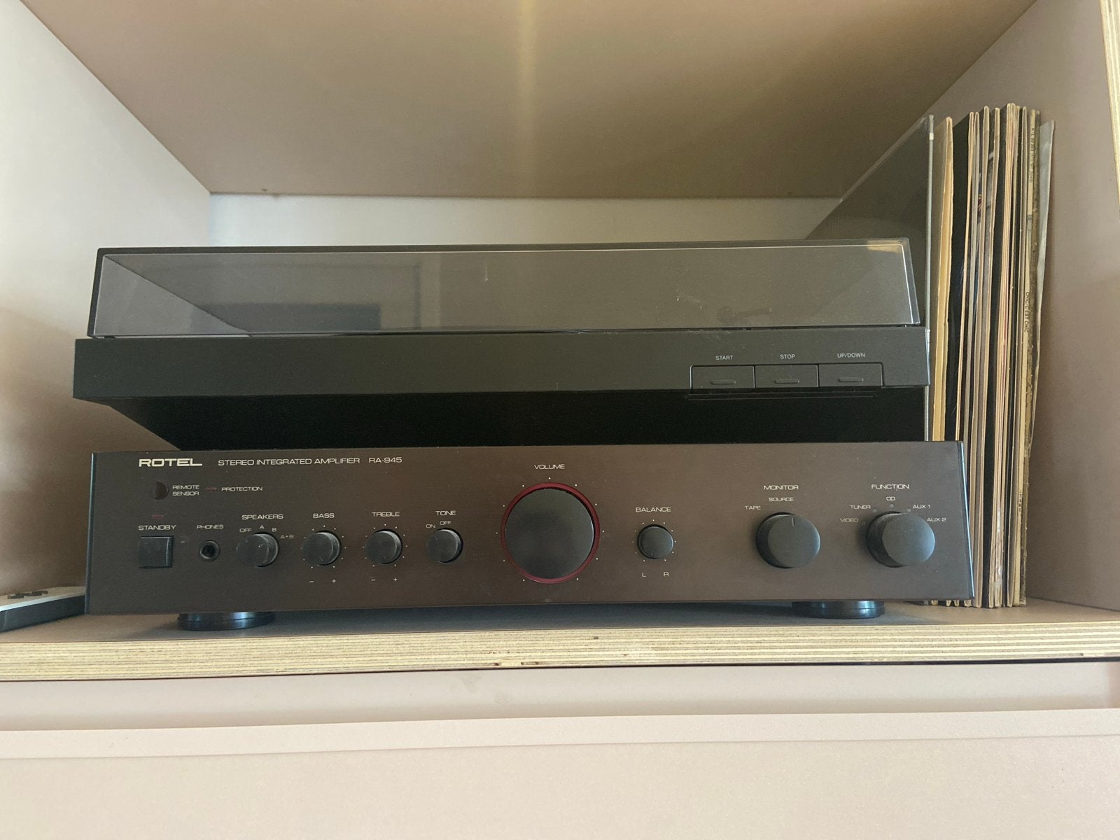 Rotel RA-945 Stereo Geïntegreerde Versterker, Overige merken, Gebruikt, Ophalen of Verzenden, Minder dan 60 watt
